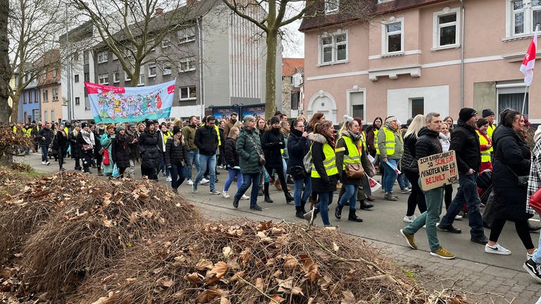 Streikende in Kaiserslautern (Foto: SWR)