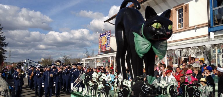 Umzugswagen mit schwarzer Katze, dem Maskottchen des Karnevalvereins "Bruchkatze" (Foto: SWR)