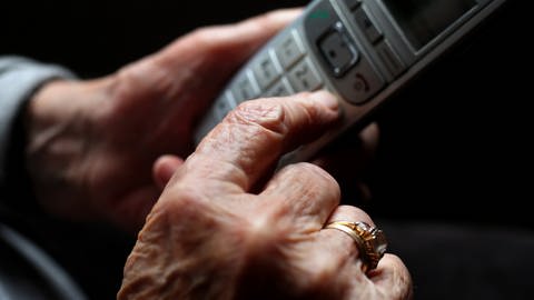 Frau hält Telefon in der Hand - Schockanrufe angeblich aus Krankenhaus Pirmasens (Foto: picture-alliance / Reportdienste, picture alliance/dpa | Karl-Josef Hildenbrand)