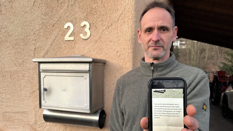 Martin Klußmeier, Ortsvorsteher des Otterberger Stadtteils Drehenthalerhof im Kreis Kaiserslautern, zog einen Drohbrief aus seinem Briefkasten. (Foto: SWR)