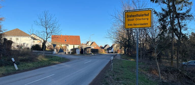 Ortseingang des Drehenthalerhofs, einem Ortsteil von Otterberg im Kreis Kaiserslautern. (Foto: SWR)