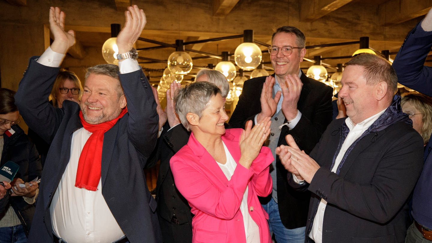 Beate Kimmel, die Kandidatin der SPD, hat die Stichwahl zur Oberbürgermeisterin der Stadt Kaiserslautern gewonnen und freut sich. Rechts steht ihr Mann Michael Müller. (Foto: dpa Bildfunk, picture alliance/dpa | View)