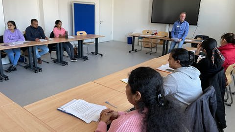 Klasse mit Pflegekräften im Bildungszentrum des Krankenhauses Pirmasens (Foto: SWR)