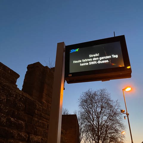 Anzeige an einer Bushaltestelle in Kaiserslautern: Wegen des Streiks fahren am Freitag keine Busse der Stadtwerke Kaiserslautern (Foto: SWR)