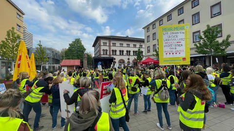 Kita-Streik: Kundgebung auf dem Schillerplatz in Kaiserslautern (Foto: SWR)
