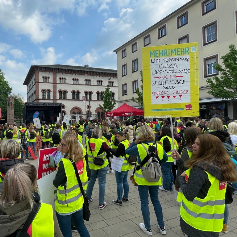 Kita-Streik: Kundgebung auf dem Schillerplatz in Kaiserslautern (Foto: SWR)