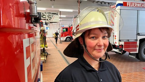 Sandra Jung (42) ist die erste Zugführerin der Freiwilligen Feuerwehr Kaiserslautern. (Foto: SWR)