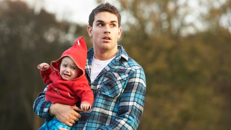Vater hält sein weinendes Baby im Arm  (Foto: picture-alliance / Reportdienste, picture alliance / Shotshop | Stockbroker xtra)