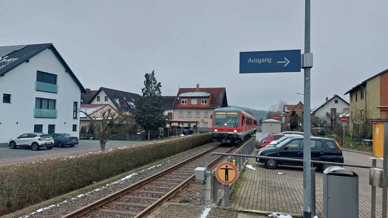 Zug der Lautertalbahn fährt in Bahnhof Katzweiler (Foto: SWR)
