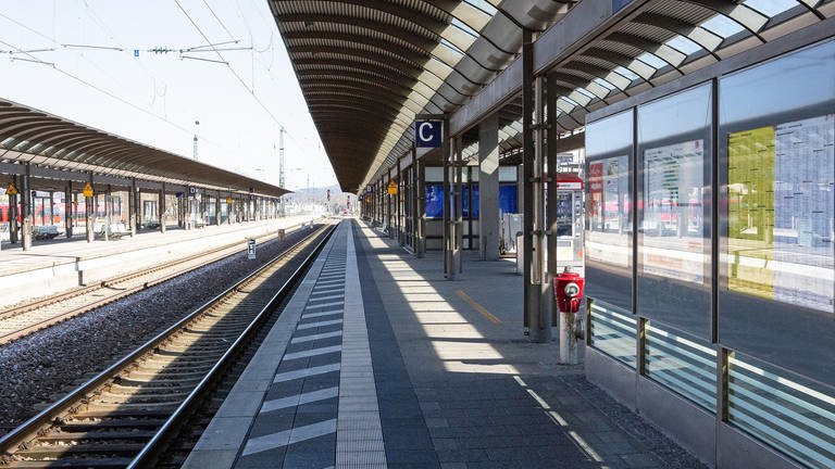 .Leerer Hauptbahnhof Kaiserslautern - Züge nach Paris fallen aus (Foto: picture-alliance / Reportdienste, picture alliance / Fotostand | Fotostand / Schmitt)