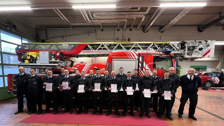 Angehende Feuerwehrleute der Berufsfeuerwehr Kaiserslautern mit ihren Urkunden (Foto: Stadt KL )