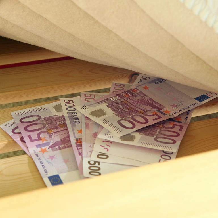 Bargeld unter der Matratze: Betrüger haben Seniorin um viel Geld gebracht (Foto: picture-alliance / Reportdienste, picture-alliance/ dpa | Heiko Wolfraum)