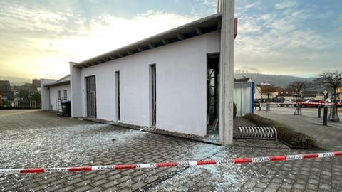 Glasscherben und Absperrband der Polizei - In Fischbach bei Dahn gab es eine Explosion, offenbar wurde ein Geldautomat gesprengt (Foto: SWR)