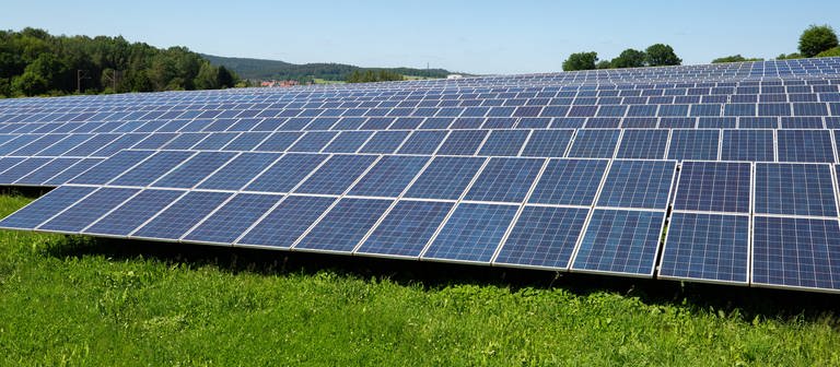 Großer Solarpark: eine Freilandanlage mit vielen Photovoltaikmodulen in der Natur, auf einer Wiese.  (Foto: IMAGO, IMAGO / CHROMORANGE)
