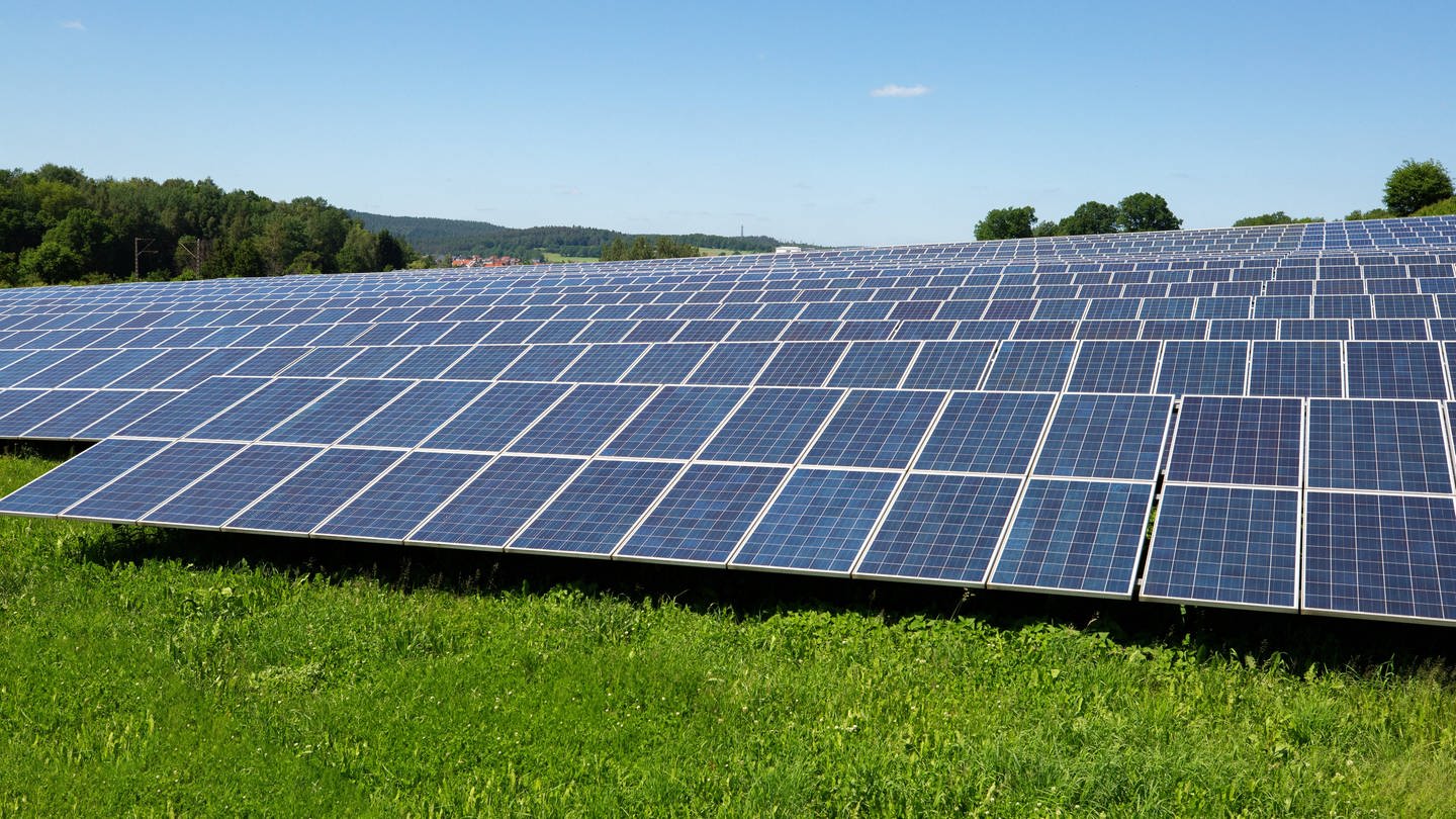 Großer Solarpark: eine Freilandanlage mit vielen Photovoltaikmodulen in der Natur, auf einer Wiese. (Foto: IMAGO, IMAGO / CHROMORANGE)