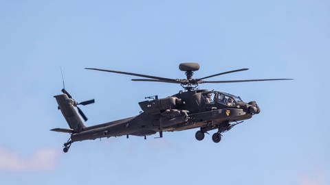 Ein Boeing AH-64 Apache Kampfhubschrauber der US Air Force (Foto: IMAGO, IMAGO / Arnulf Hettrich)