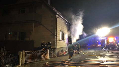 Die Feuerwehr löscht einen Brand in einem Einfamilienhaus in Bechhofen (Foto: Polizei Pirmasens )