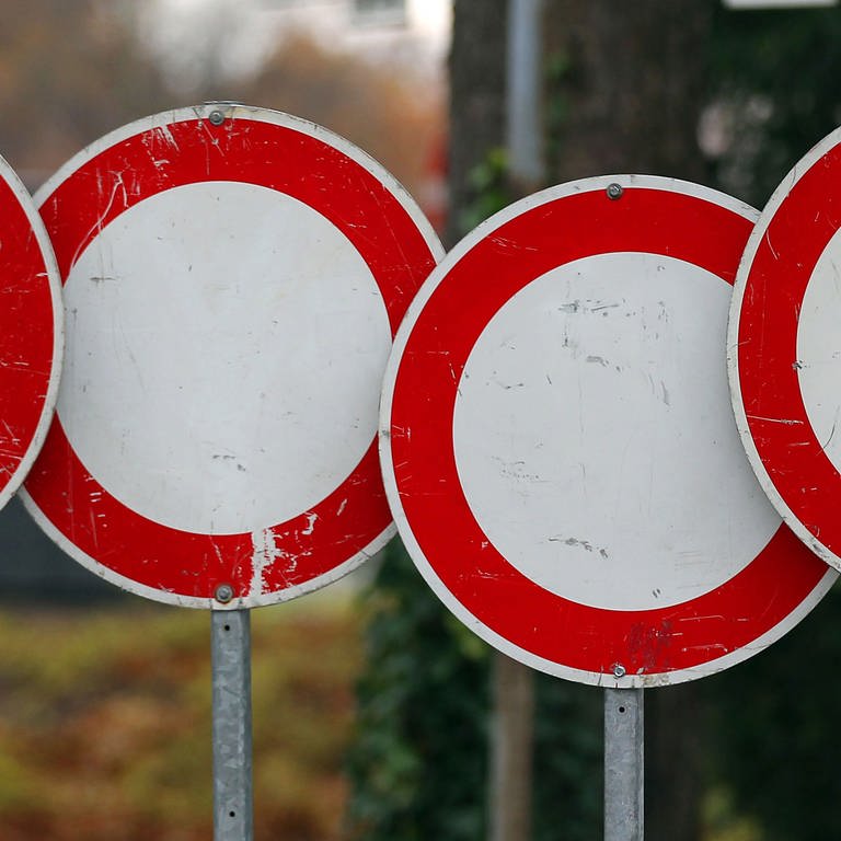Verkehrsschilder "Durchfahrt verboten" stehen an einer Straße. (Symbolbild) (Foto: dpa Bildfunk, picture alliance / dpa | Oliver Berg)