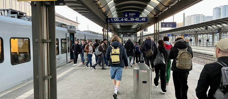 Am ersten Werktag nach der Einführung des 49-Euro-Tickets am Hauptbahnhof in Kaiserslautern (Foto: SWR)