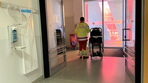 Durch diese Liegendeinfahrt der Zentralen Notaufnahme (ZNA) des Städtischen Krankenhauses Pirmasens werden viele Patienten gebracht. (Foto: SWR)