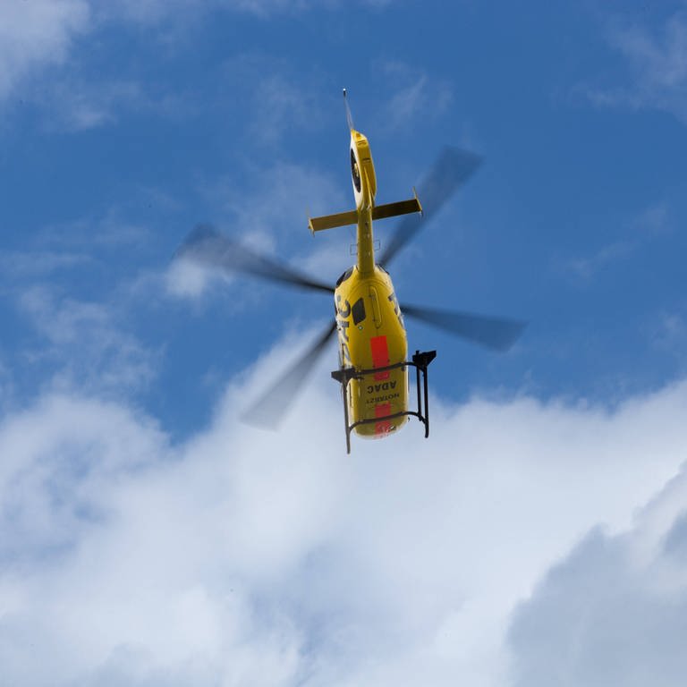 Ein Christoph Rettungshubschrauber der ADAC-Luftrettung fliegt in der Luft. (Foto: IMAGO, IMAGO / Fotostand)