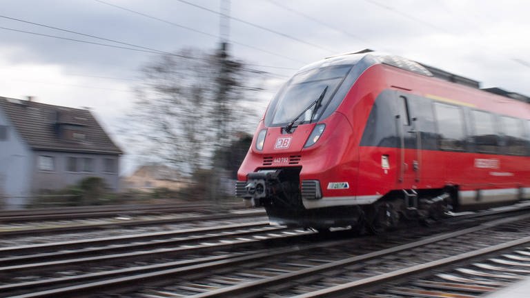 Eine Regionalbahn der Deutschen Bahn. (Symbolbild) (Foto: IMAGO, IMAGO / Jan Huebner)