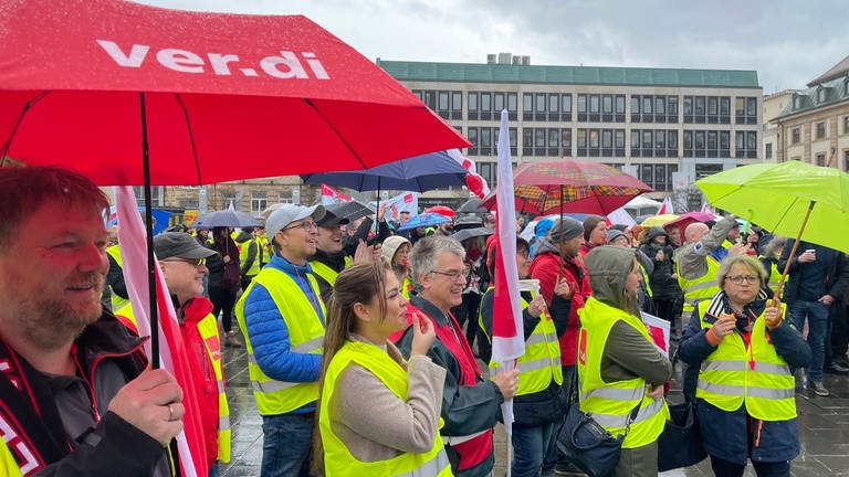 Auf dem Stiftsplatz in Kaiserslautern haben sich zahlreiche Mitglieder der Gewerkschaft ver.di zu einer Kundgebung getroffen. (Foto: SWR)