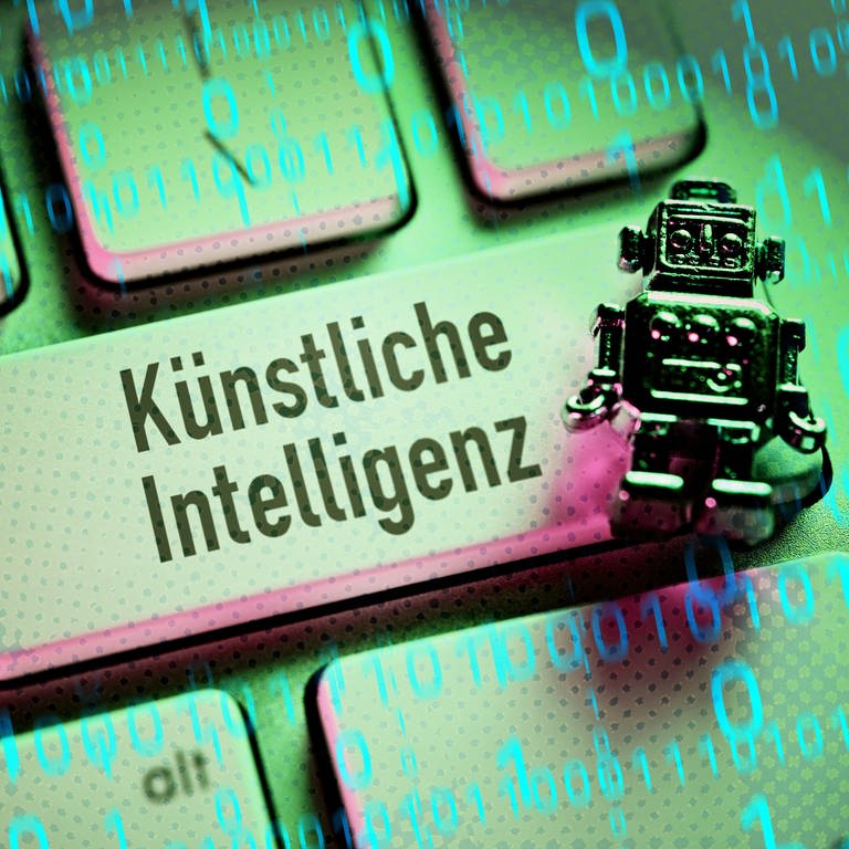 Miniatur-Roboter auf einer Computertaste mit der Aufschrift Künstliche Intelligenz (Foto: dpa Bildfunk, picture alliance / CHROMORANGE | Christian Ohde)