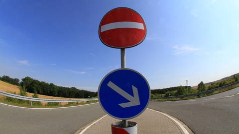 Symbolbild: Ein Verkehrszeichen mit der Bezeichnung Verbot der Einfahrt. (Foto: IMAGO, IMAGO / BildFunkMV)