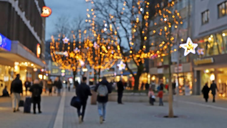 Menschen gehen in der Vorweihnachtszeit in einer Fußgängerzone einkaufen. (Foto: IMAGO / Rene Traut)