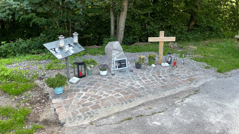 Ehemalige Polizisten haben hier, in der Nähe des Tatortes bei Ulmet im Kreis Kusel, eine Gedänkstätte für ihre getöteten, ehemaligen Kollegen errichtet. (Foto: SWR)
