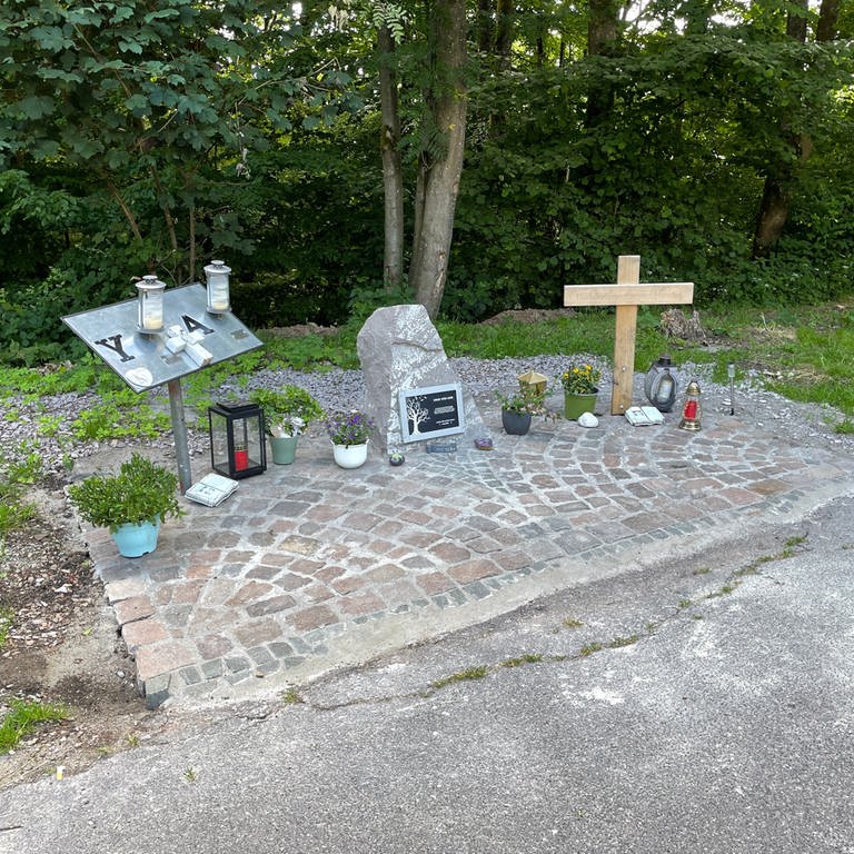 Ehemalige Polizisten haben hier, in der Nähe des Tatortes bei Ulmet im Kreis Kusel, eine Gedänkstätte für ihre getöteten, ehemaligen Kollegen errichtet. (Foto: SWR)