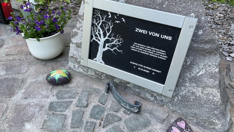 "Zwei von euch" - an der Gedenkstelle für die beiden getöteten Polizisten im Kreis Kusel steht diese Gedenktafel. (Foto: SWR)