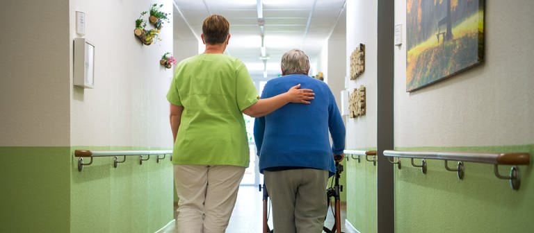 Eine Pflegerin aus Kaiserslautern berichtet über ihre Arbeit mit älteren Menschen (Foto: dpa Bildfunk, picture alliance/dpa | Sina Schuldt)