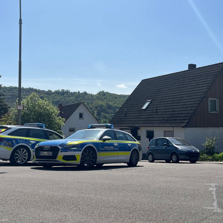 Die Polizei bewacht in Rammelsbach im Kreis Kusel ein Wohnhaus. (Foto: SWR, SWR)