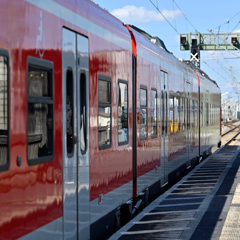 In einer S-Bahn bei Kaiserslautern ist eine Jugendliche sexuell belästigt worden (Foto: picture-alliance / Reportdienste, picture alliance / Panama Pictures | Dwi Anoraganingrum)