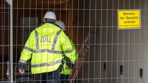Der Zoll kontrolliert Schwarzarbeiter auf einer Baustelle  (Foto: picture-alliance / Reportdienste, steinbach-kleine-tuempel-sollen-den-tieren-im-wald-helfen-100)