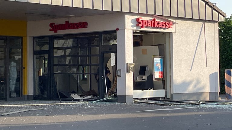 Dieser Geldautomat ist am frühen Mittwochmorgen in Zweibrücken gesprengt worden.  (Foto: SWR)