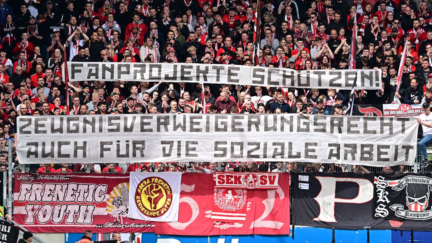 Die Fans des FCK haben beim Auswärtsspiel in Regensburg mit Spruchbändern ein Zeugnsiverweigerungsrecht für Mitarbeiter der Fanprojekte und generell in der sozialen Arbeit gefordert. (Foto: IMAGO, Zink)
