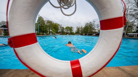 Symbolbild: Gäste ziehen im Freibad schwimmend ihre Bahnen.  (Foto: dpa Bildfunk, Symbolbild: picture alliance/dpa | Guido Kirchner)