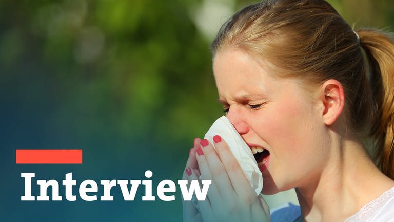 Eine Frau mit Allergie niest in ein Taschentusch - Interview zum Thema Heuschnupfen (Foto: picture-alliance / Reportdienste, picture alliance / pressefoto_korb | Micha Korb)
