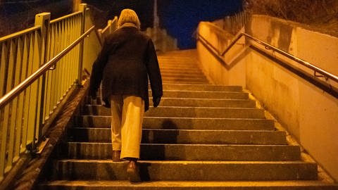 Frau alleine bei Dunkelheit auf einer Treppe, viele Menschen haben Angst in Kaiserslautern (Foto: picture-alliance / Reportdienste, picture alliance / photothek | Ute Grabowsky)