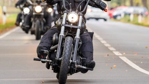 vorne ist ein schwarzes Motorrad zu sehen. Dahitner reihen sich weitere schwarze Motorräder auf. (Foto: picture alliance/dpa | Moritz Frankenberg)