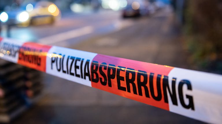Ein herrenloser Rucksack hat einen Polizeieinsatz im Stadtteil Vogelweh in Kaiserslautern ausgelöst. Das Gebiet war mehrere Stunden gesperrt. (Foto: picture-alliance / Reportdienste, Symbolbild: picture alliance/dpa | Silas Stein)