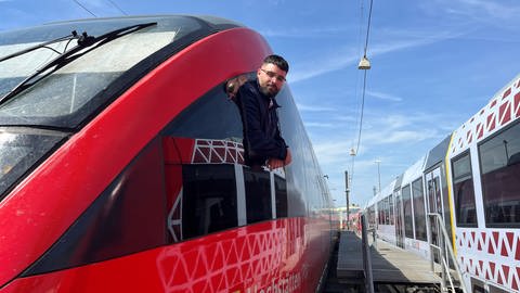 Hendrik Münz aus Kaiserslautern, Quereinsteiger zum Triebfahrzeugführer (Tf) bei DB Regio und ehemaliger Soldat, kam von der Bundeswehr zur Deutschen Bahn. (Foto: SWR)