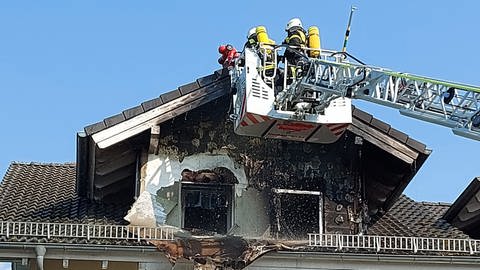 Die Feuerwehr konnte den Brand in dieser Dachgeschoss-Wohnung zum Glück schnell löschen. Das Feuer konnte sich nicht ausbreiten. (Foto: Feuerwehr der VG Waldfischbach-Burgalben)