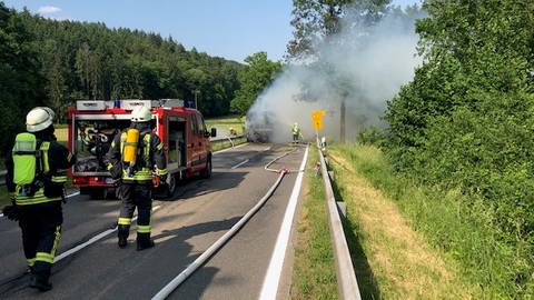 Die Feuerwehr in der Südwestpfalz konnte den Durchblick behalten und den Brand der Heuballen löschen. (Foto: Polizei Pirmasens)