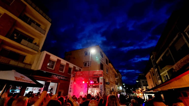 Altstadtfest Kaiserslautern - Festmeile im Halbdunkel mit Menschen (Foto: SWR)