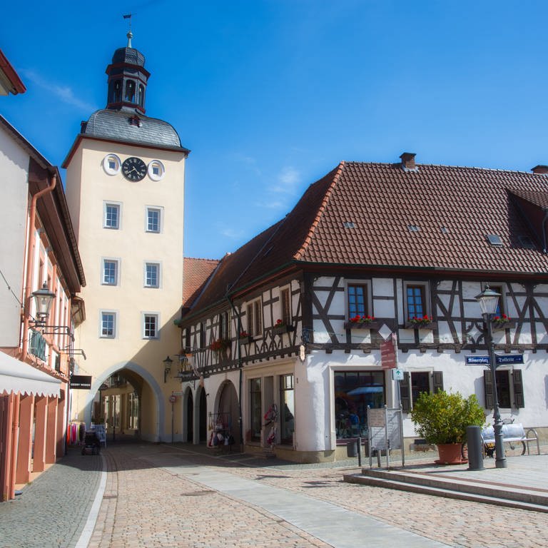 Touristen können Kirchheimbolanden mit QR-Codes entdecken - Blick auf Römerplatz und Vorstadtturm (Foto: picture-alliance / Reportdienste, Picture Alliance)
