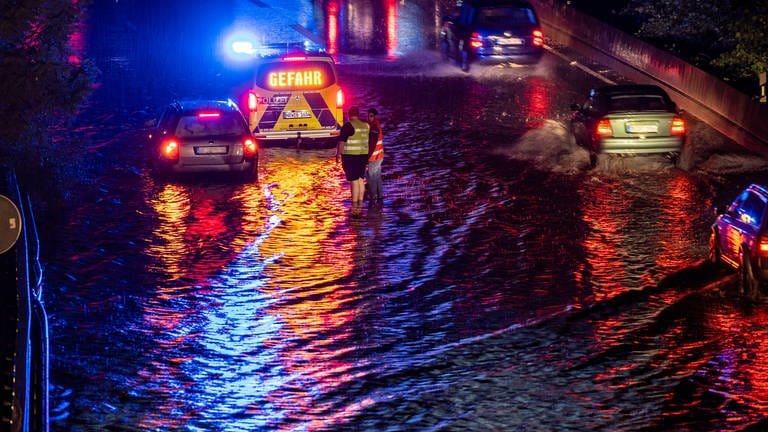 Überschwemmungen wie die in Duisburg oder vor zwei Jahren im Ahrtal könnten in allen Gebieten Deutschlands zu einem häufigen Problem werden. (Foto: picture-alliance / Reportdienste, picture alliance/dpa | Christoph Reichwein)